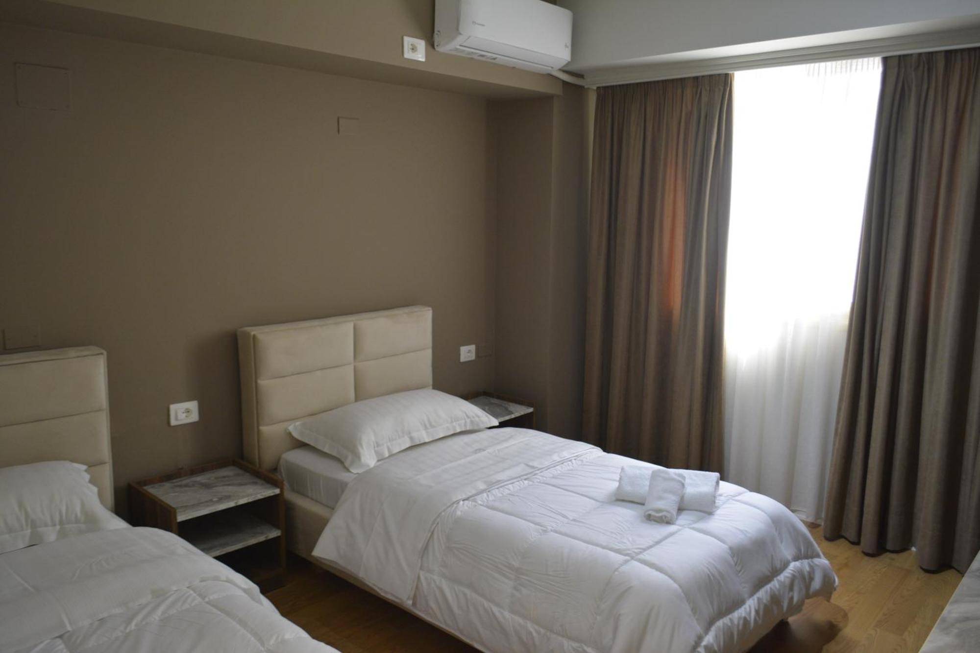 Hotel Her Vlorë Exteriör bild