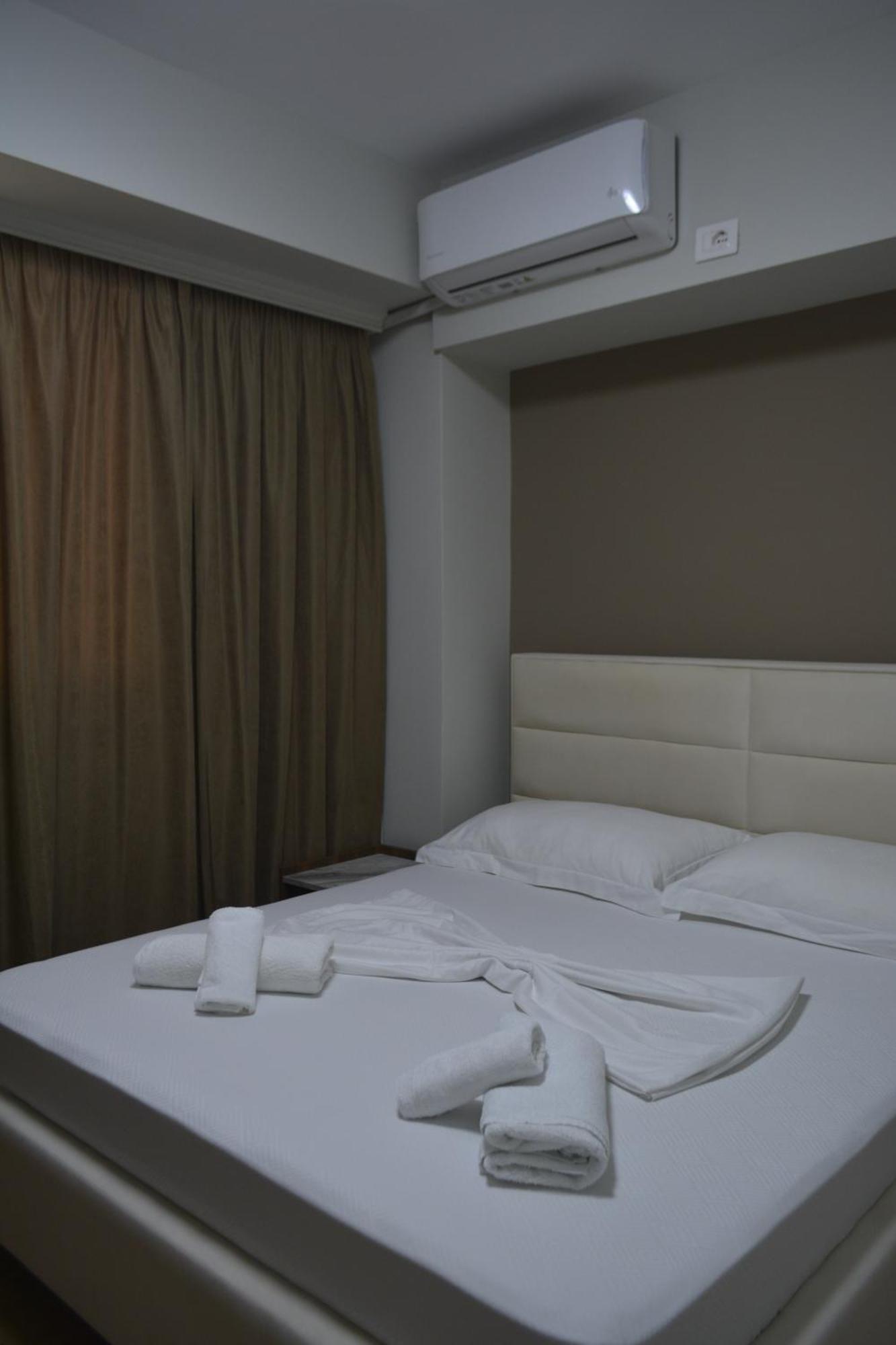 Hotel Her Vlorë Exteriör bild