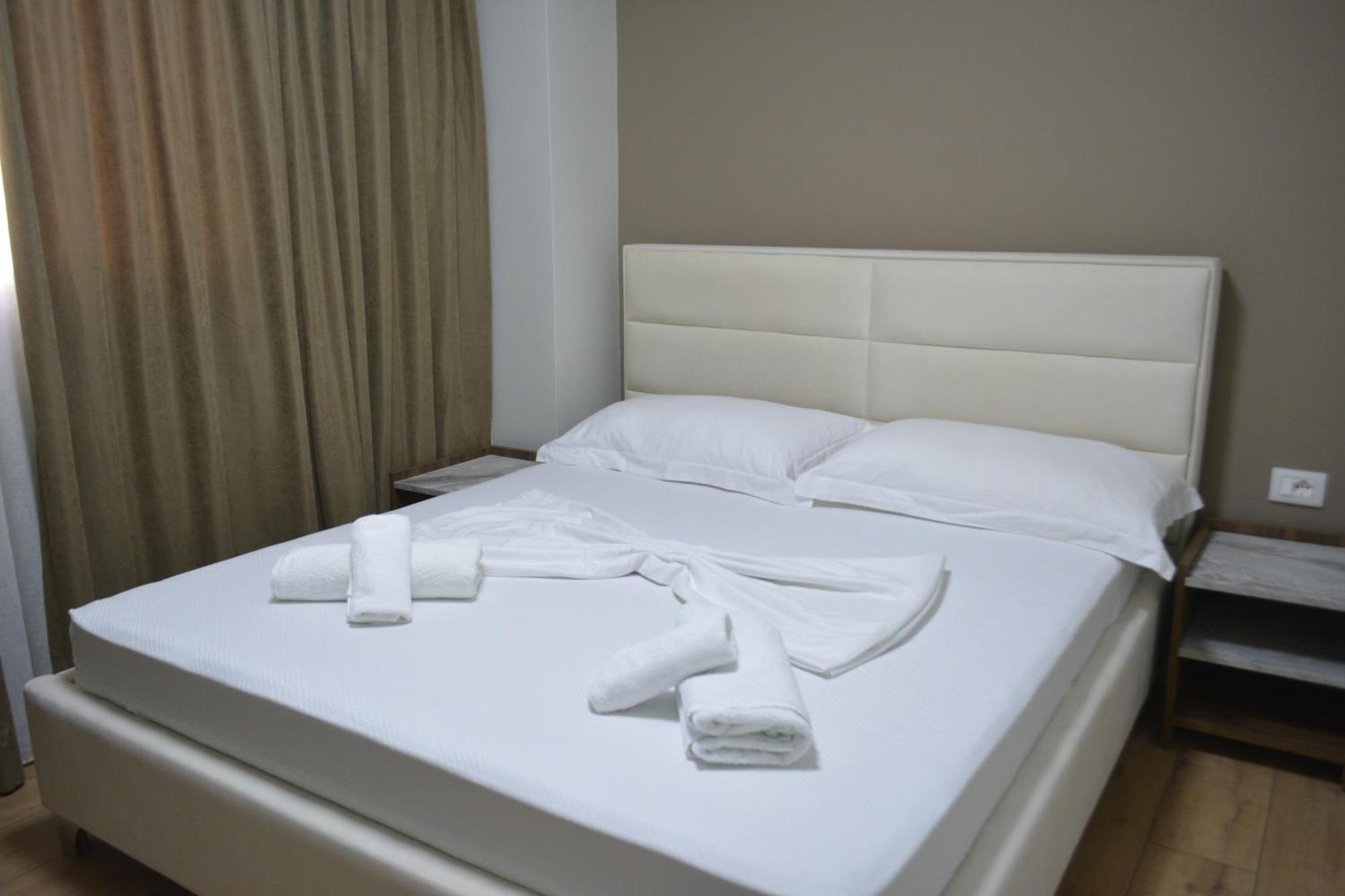 Hotel Her Vlorë Exteriör bild