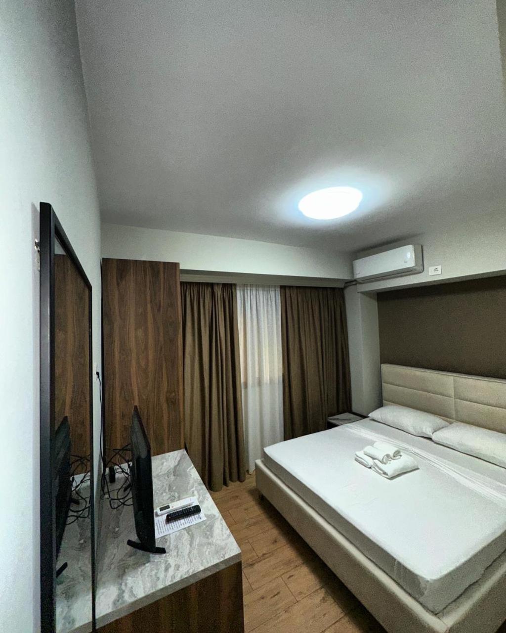 Hotel Her Vlorë Exteriör bild