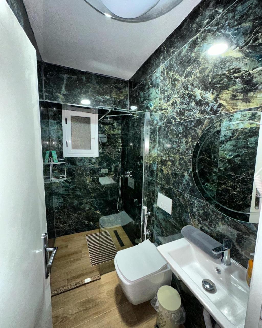 Hotel Her Vlorë Exteriör bild