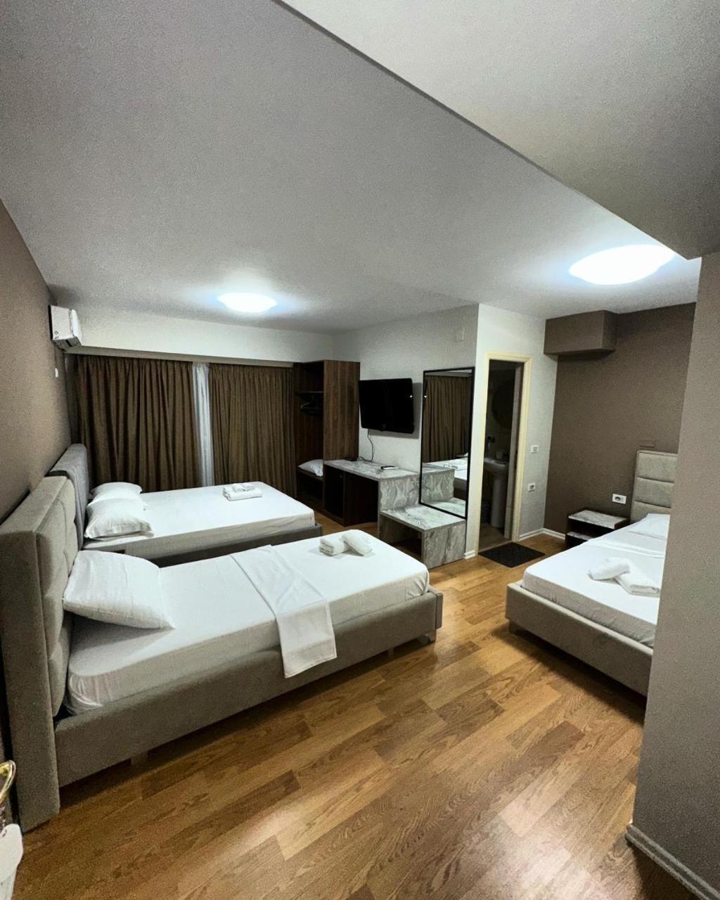 Hotel Her Vlorë Exteriör bild