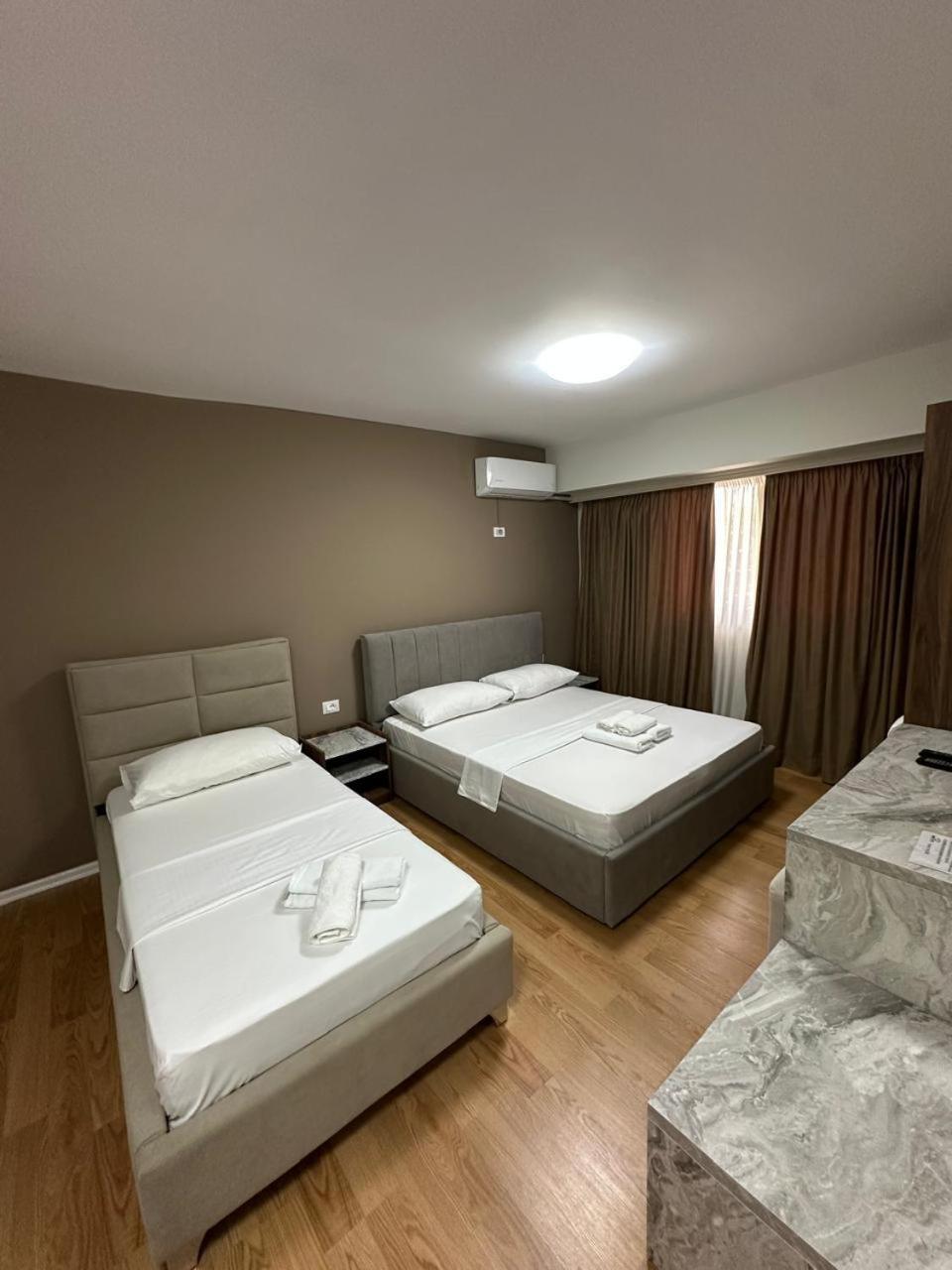 Hotel Her Vlorë Exteriör bild