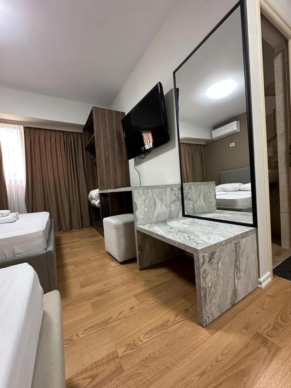 Hotel Her Vlorë Exteriör bild