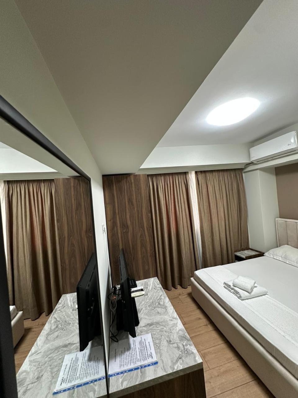 Hotel Her Vlorë Exteriör bild