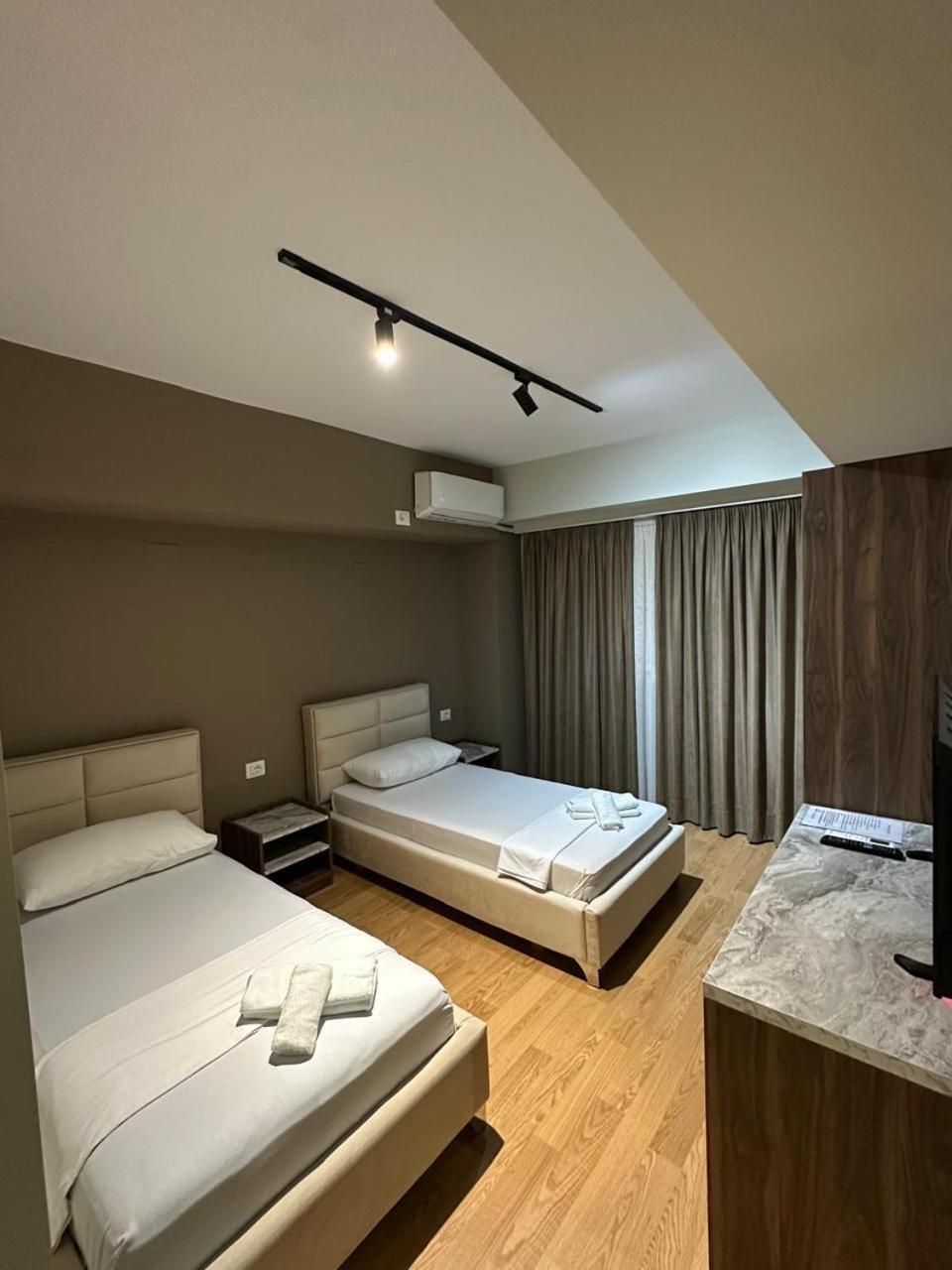 Hotel Her Vlorë Exteriör bild