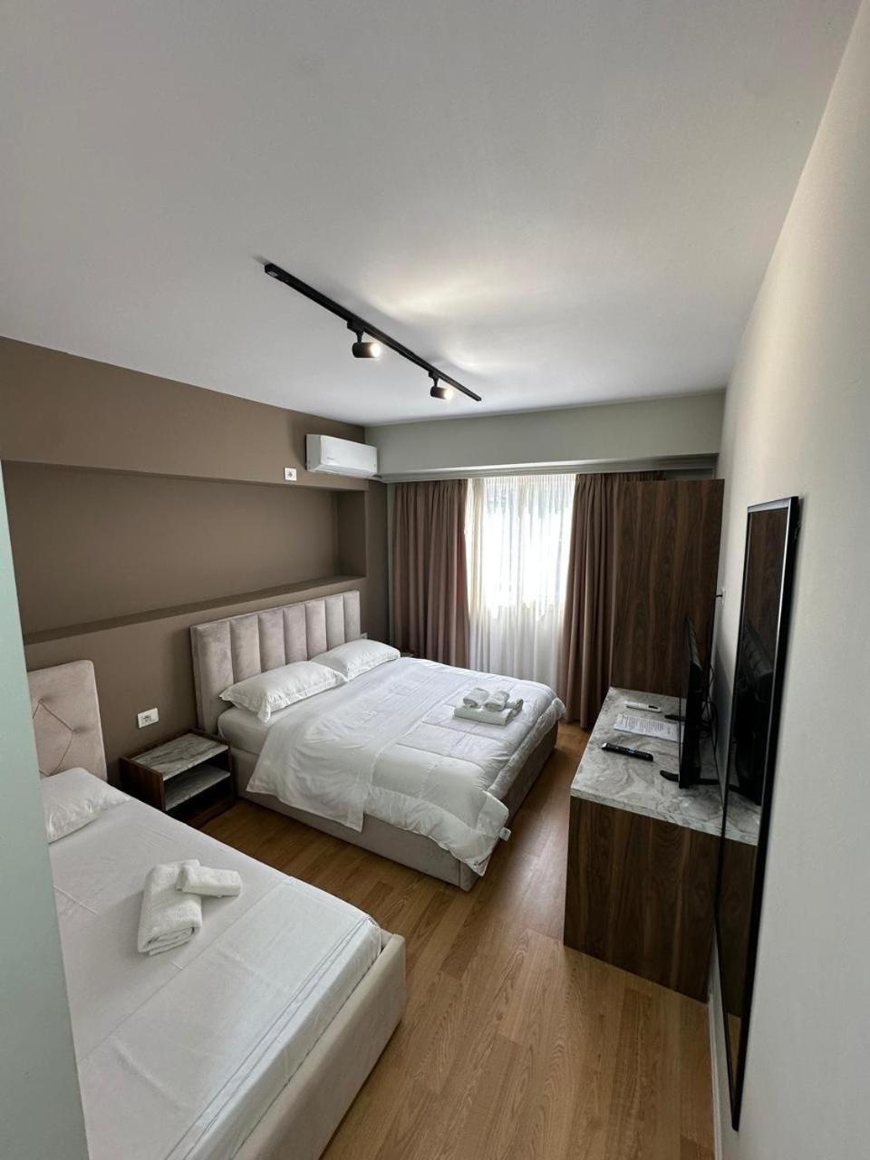 Hotel Her Vlorë Exteriör bild