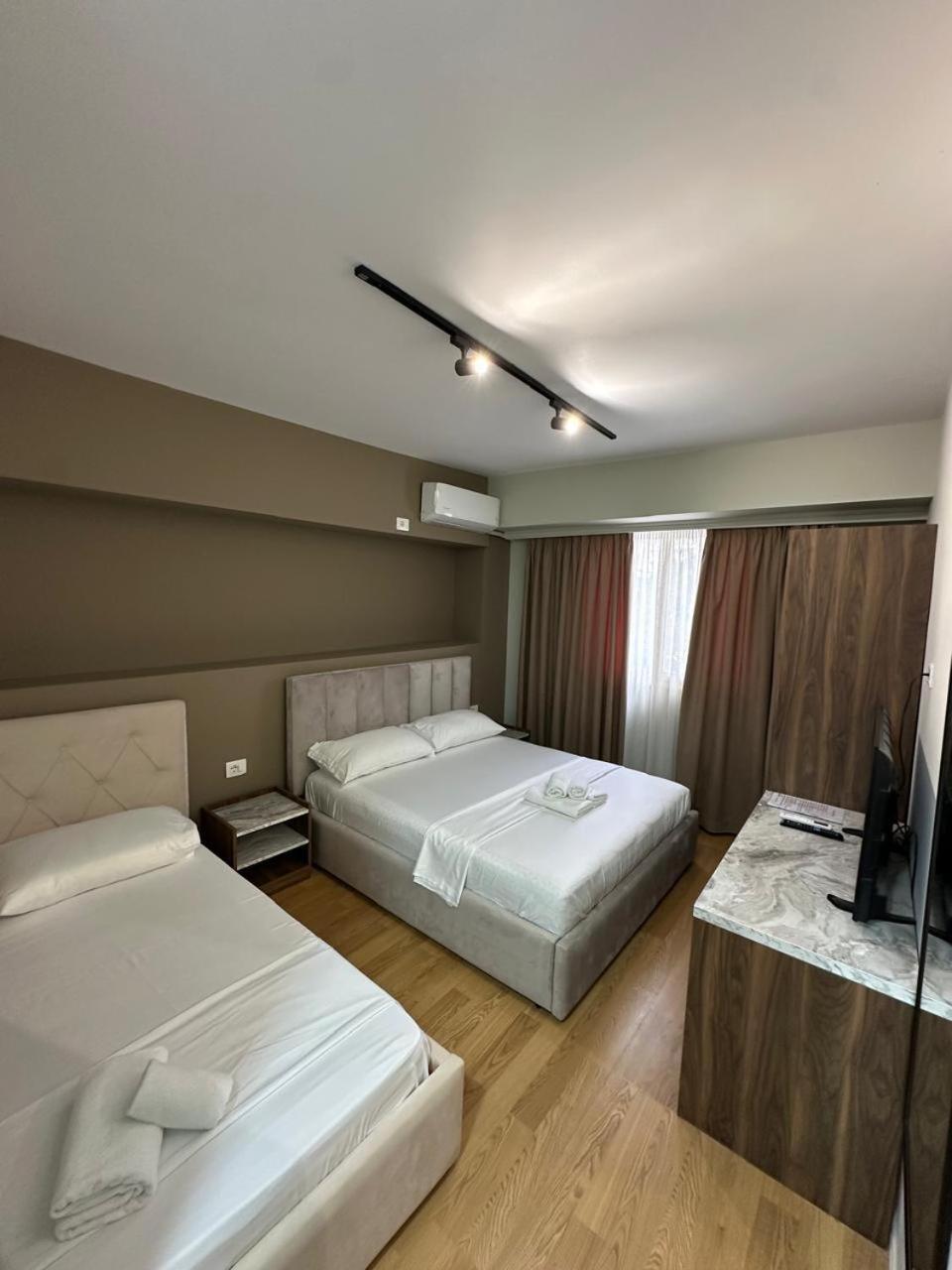 Hotel Her Vlorë Exteriör bild
