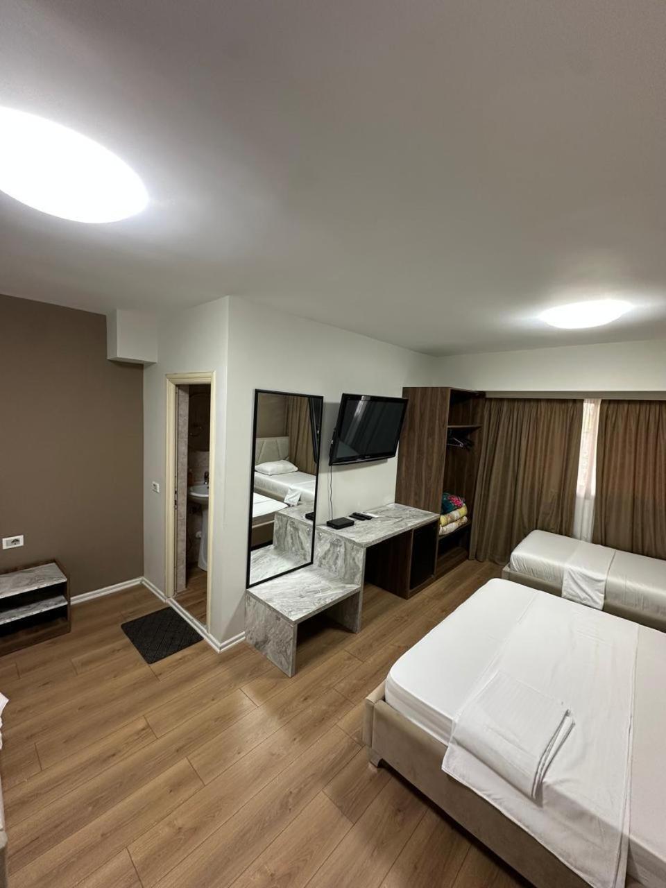 Hotel Her Vlorë Exteriör bild