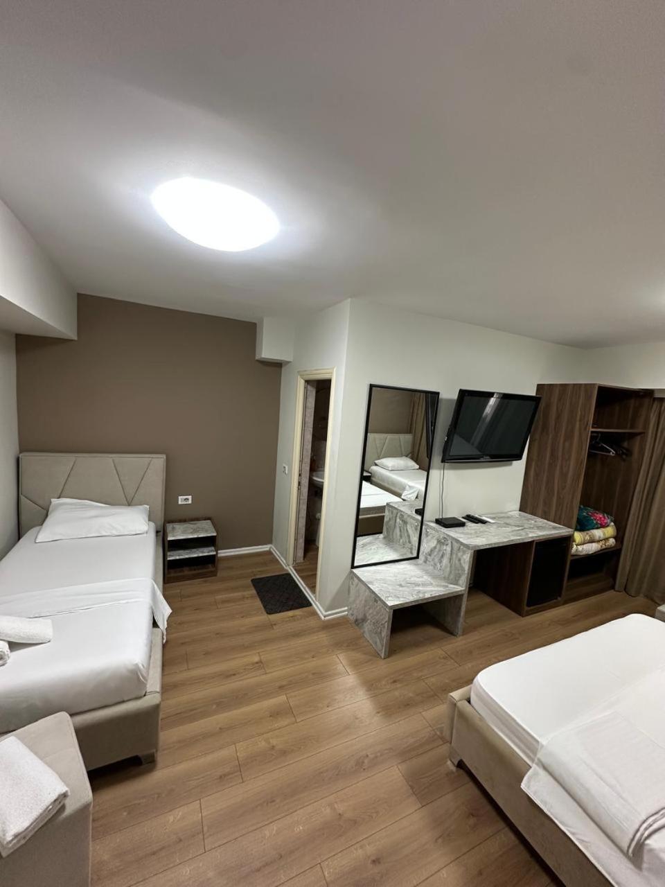 Hotel Her Vlorë Exteriör bild